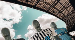 IMAGINI SUPERBE! FC Universitatea Cluj și-a prezentat noile echipamente pentru Europa League! Culoare istorică și un nou sponsor pentru „Șepcile Roșii”