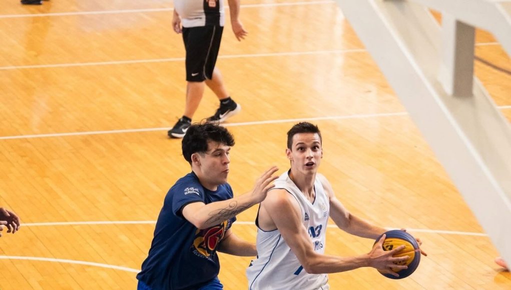 CSU Târgu Mureș Jucători ai CSU Târgu Mureș în meci direct cu adversarii